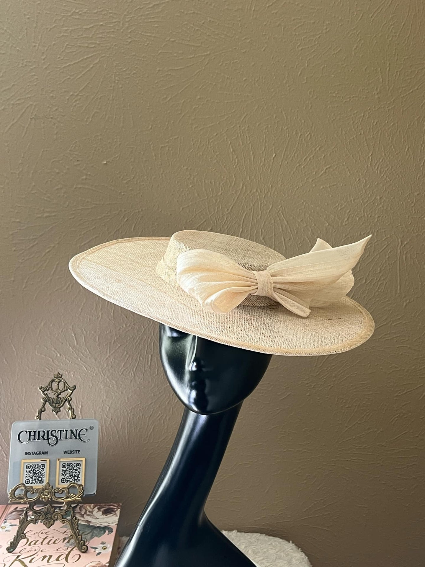 Casual ivory bow hat