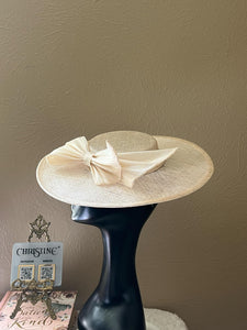 Casual ivory bow hat