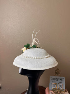 Queen hat in ivory/white dogwood flowers