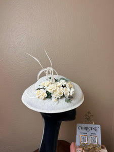 Queen hat in ivory roses