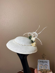 Queen hat in ivory roses