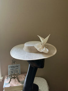 Casual ivory bow hat