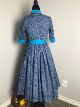 Load image into Gallery viewer, Catherine dress in bloom flowers cotton blue size M - Shop women style vintage, Audrey Hepburn jackets online -Christine
