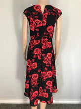 Load image into Gallery viewer, Minyoung dress in red roses

